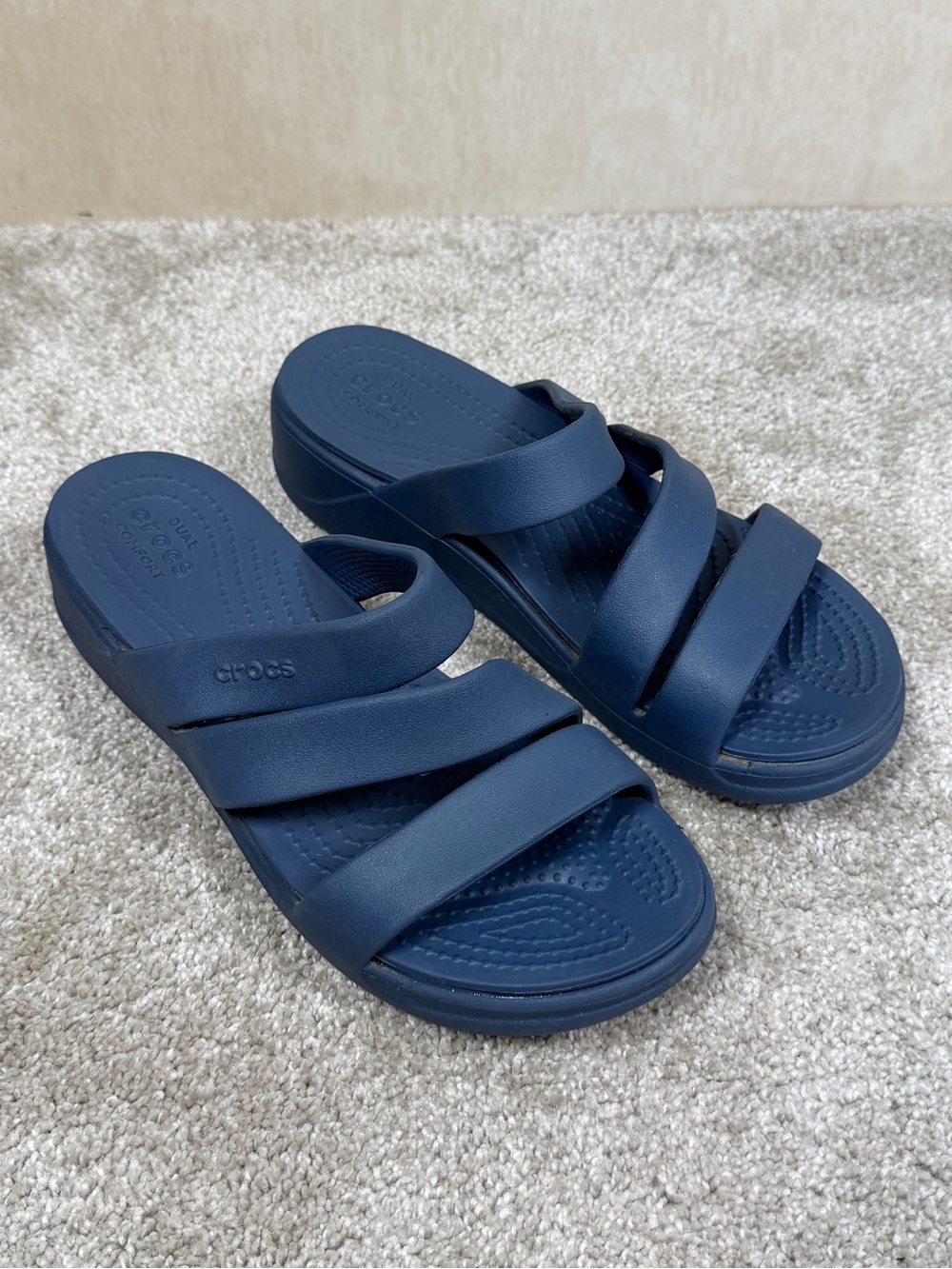 Crocs Women’s Gateway Strappy Sandals Lightweight Platform Sole in Navy 7
